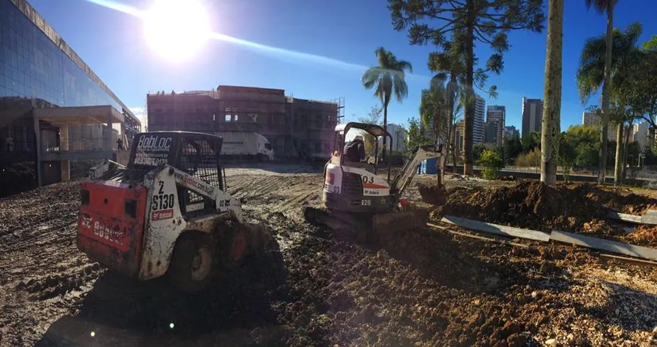 Bobcat para obra residencial em Curitiba
