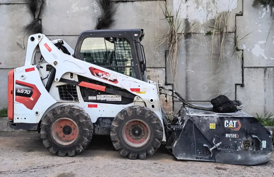 Vassoura recolhedora Bobcat em Curitiba